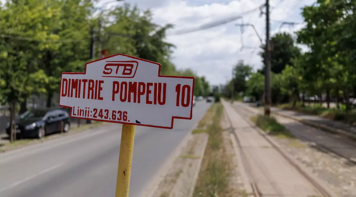 Semnul unei stații de tramvai de pe Bulevardul Dimitrie Pompeiu