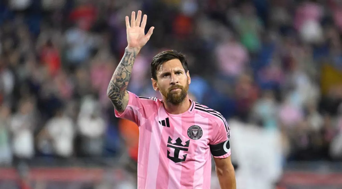 Lionel Messi salută fanii după un meci, în tricoul lui Inter Miami.