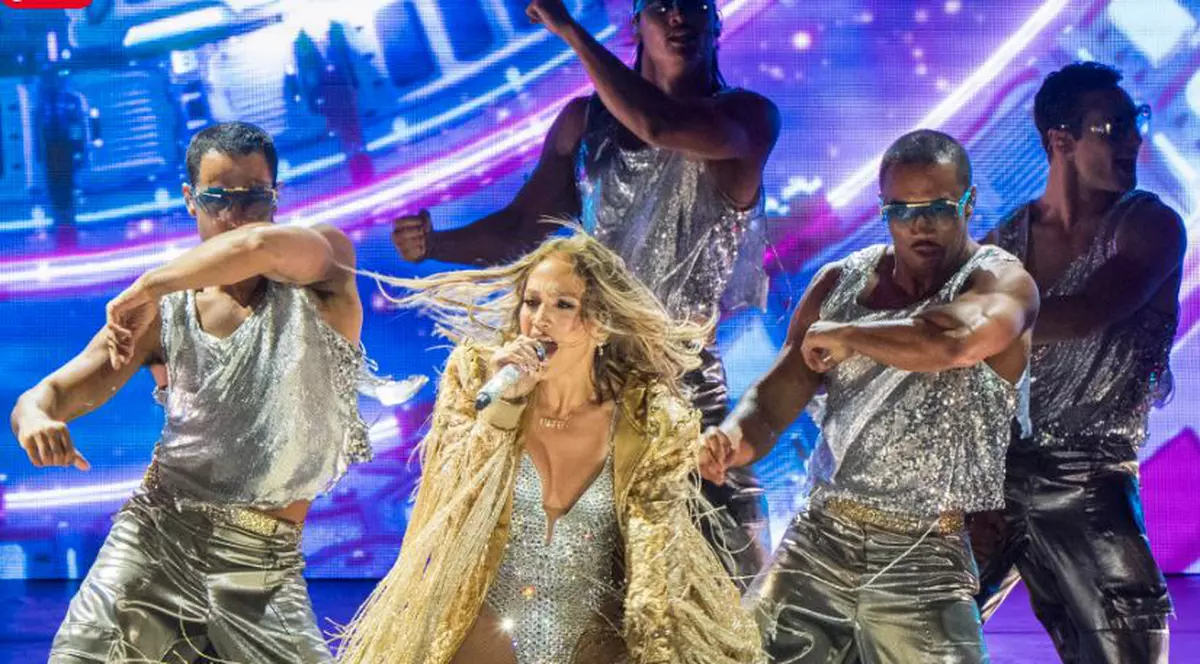 Jennifer Lopez strălucește în turneul „Up All Night” în ținute care redefinesc glamour-ul de scenă