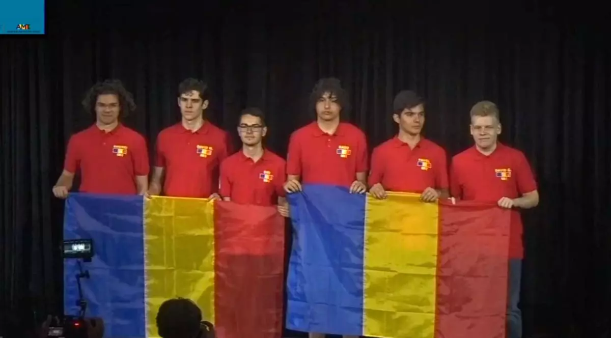 6 elevi ai lotului olimpic național la decernarea premiilor Olimpiadei Internaționale de Matematică din Austria, îmbrăcați în tricouri roșii simple. ținând în mâini 2 steaguri ale României
