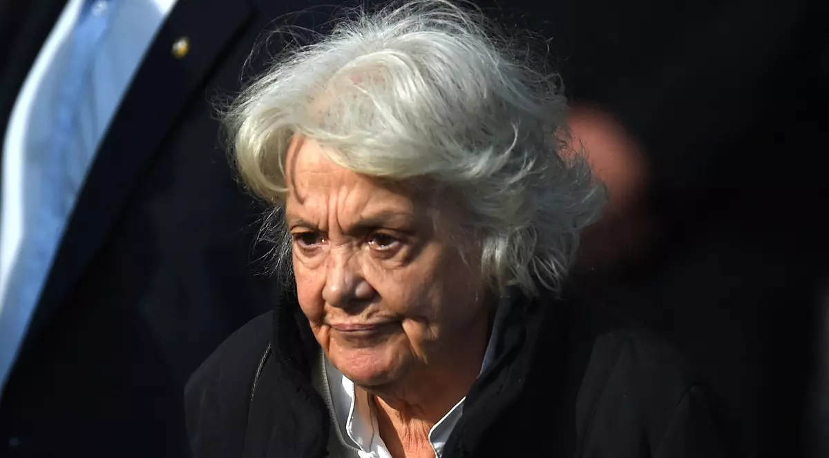Lucia Topolansky surprinsă în timpul înmormântării lui Jose Mujica din mai 2025. Poartă o jachetă neagră și o cămașă albă