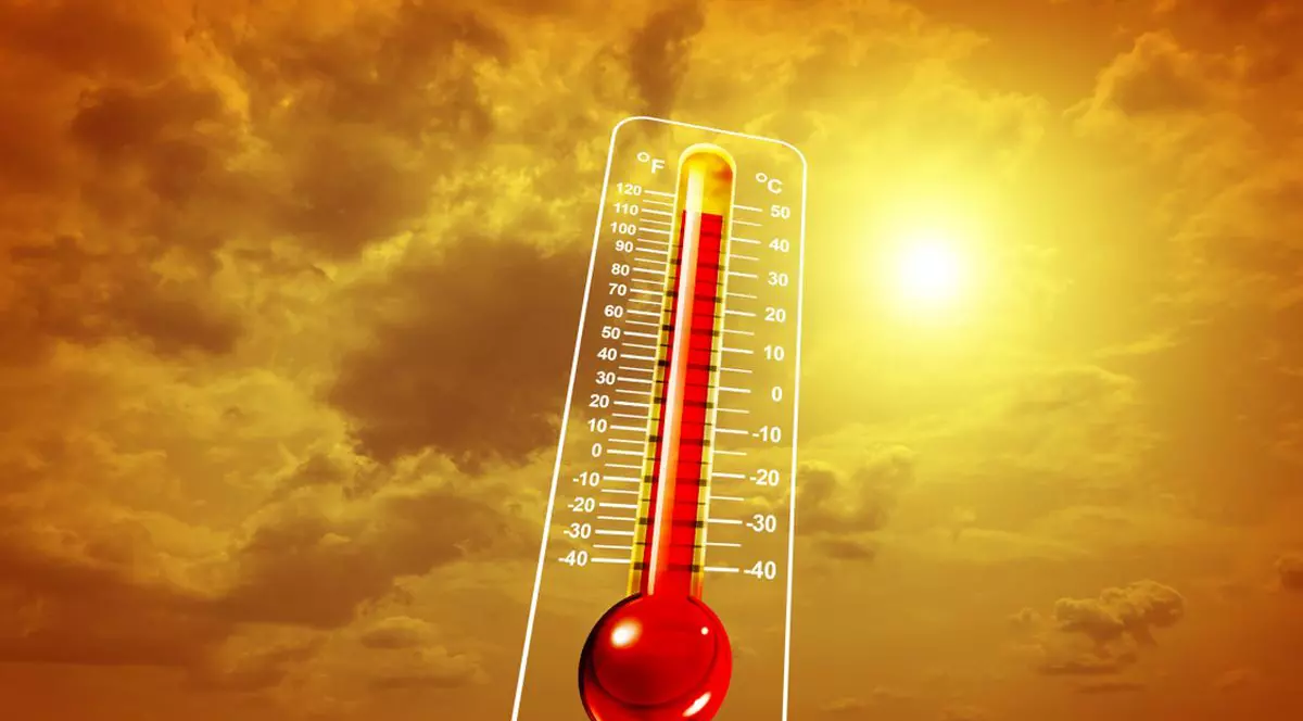 Val de căldură extremă cu temperaturi în creștere și soare arzător, reprezentate de un termometru care arată 45 de grade