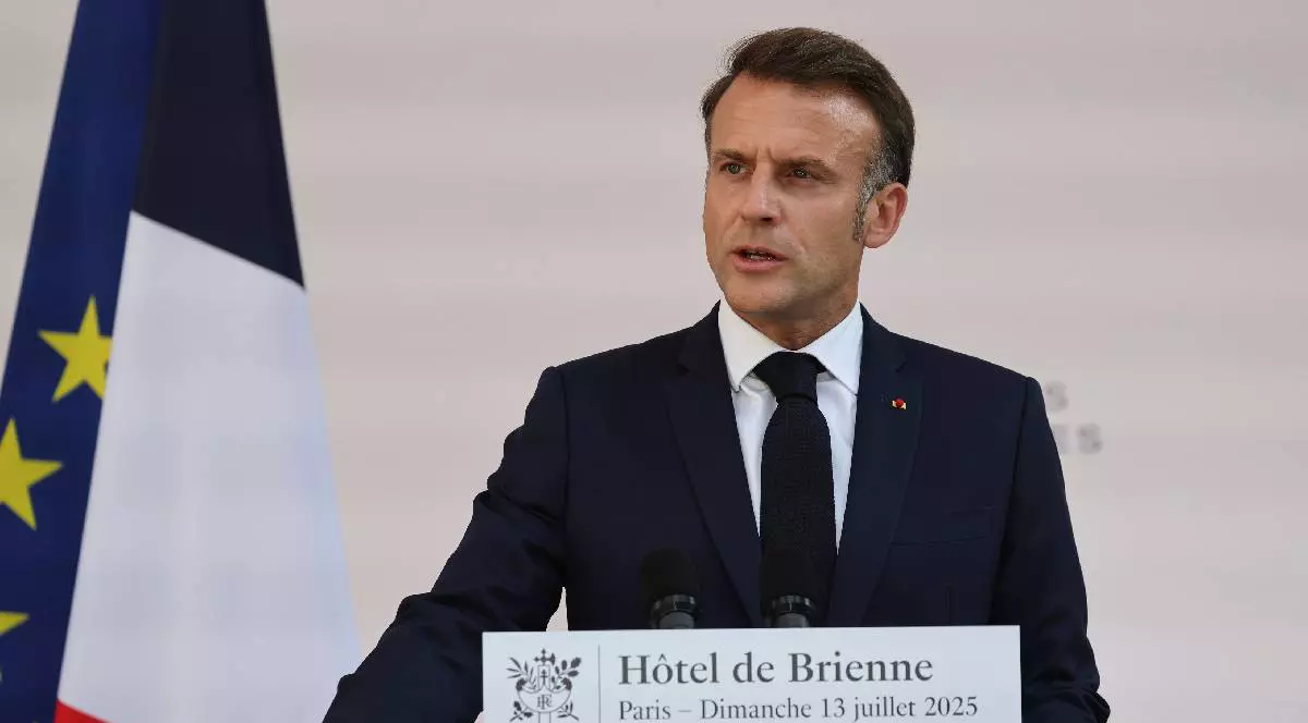 Președintele francez Emmanuel Macron se adresează liderilor armatei la Hotelul Le Brienne, duminică, 13 iulie 2025, înaintea paradei de Ziua Bastiliei de la Paris. Macron poartă costum și vorbește de la un pupitru