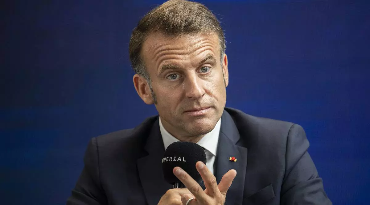 Președintele Franței, Emmanuel Macron, gesticulează și vorbește pe scenă în timpul unui summit pe tema inteligenței artificiale la Imperial College London, în centrul Londrei, pe 9 iulie 2025.