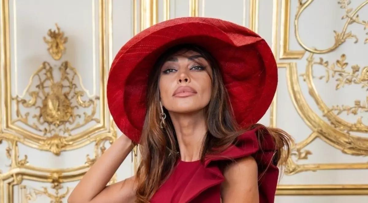 Cum a apărut Mădălina Ghenea la o prezentare de modă din Paris. Îmbrăcată cu o rochie cu o crăpătură adâncă pe picior, a atras toate privirile