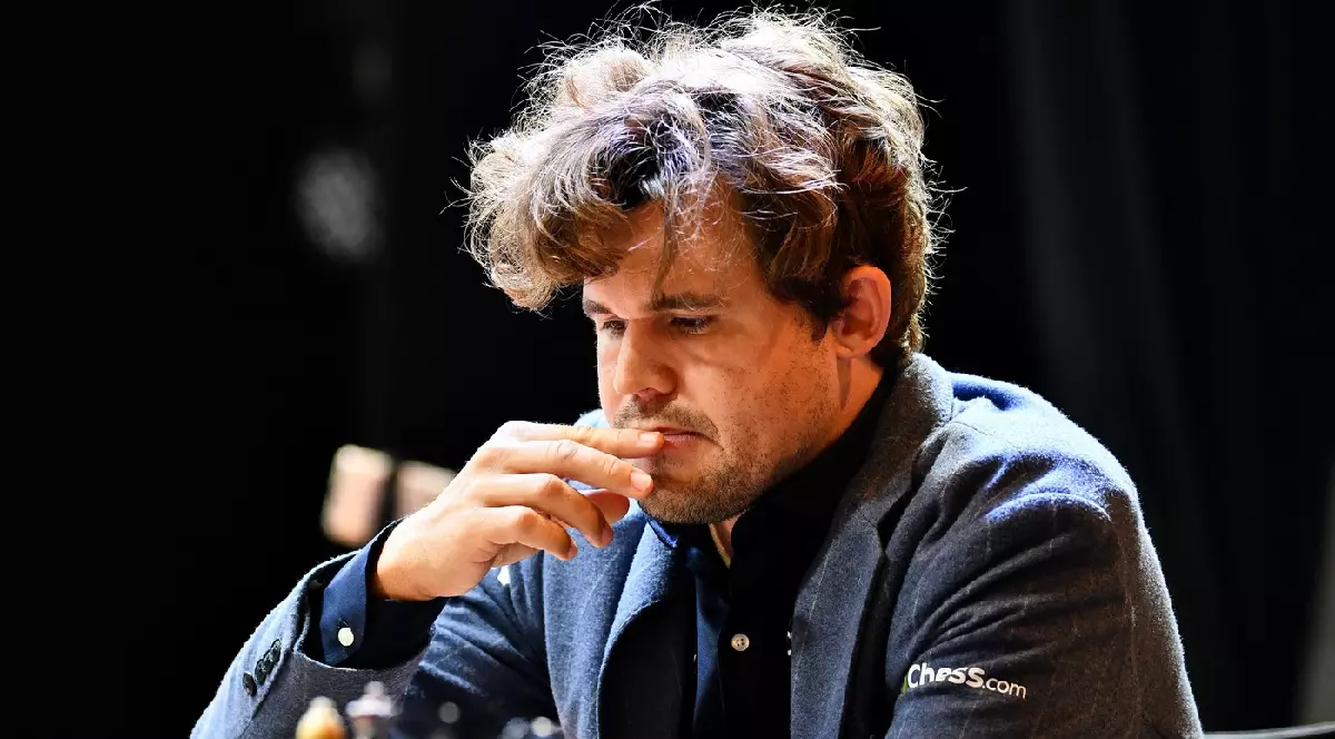 Magnus Carlsen într-un costum negru