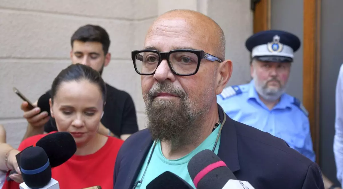 Momentul în care Cristian Popescu Piedone, seful ANPC, paraseste sediul DNA, după audieri