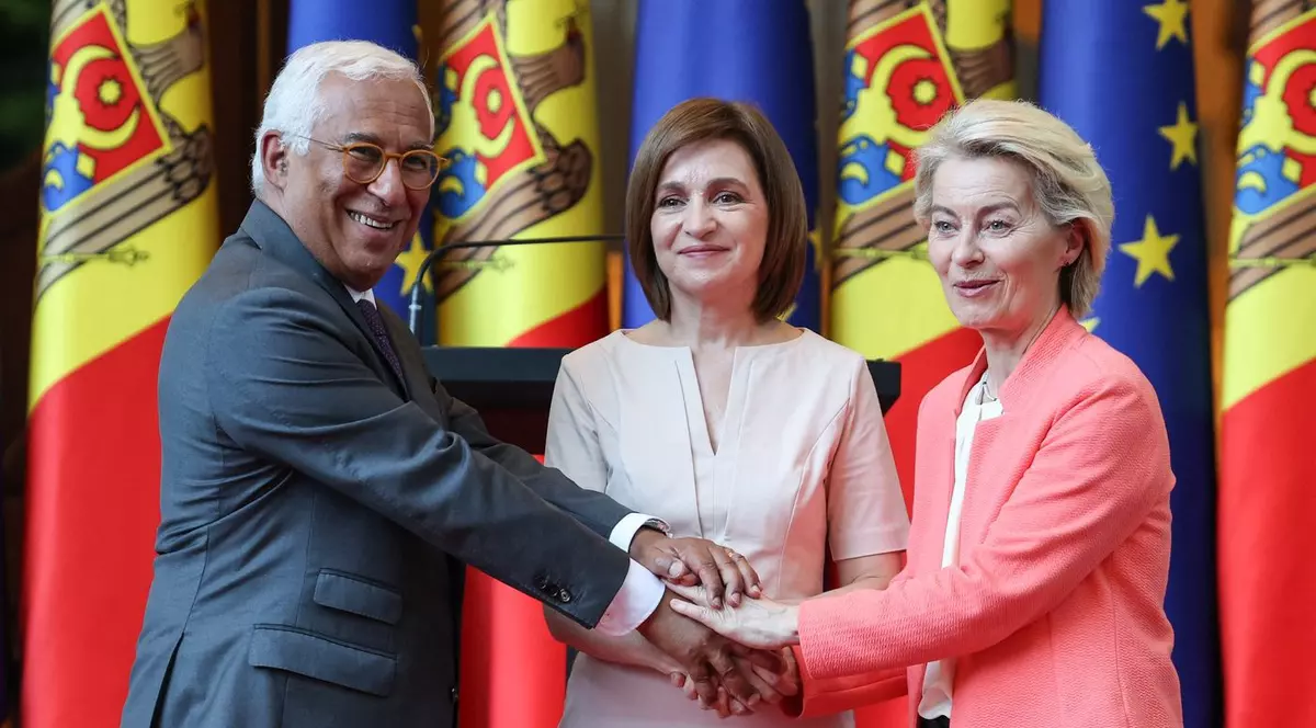 Maia Sandu (în centru), Antonio Costa (stânga) și Ursula von der Leyen, la primul Summit UE-Republica Moldova Foto: Profimedia