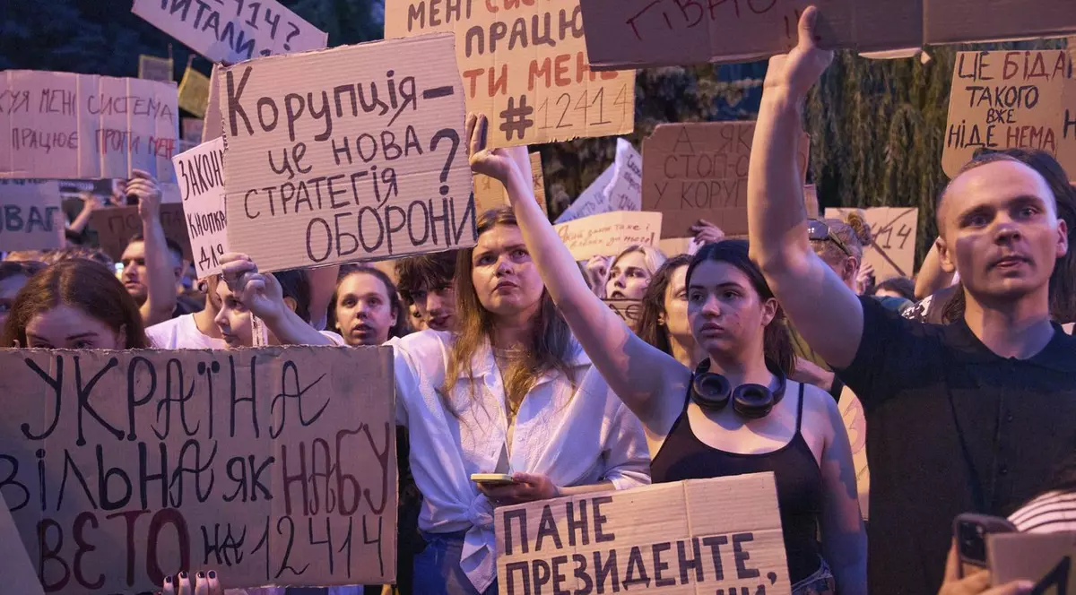 Volodimir Zelenski reac&#539;ioneaz&#259; dup&#259; ce oamenii au ie&#537;it &icirc;n strad&#259;: pre&#537;edintele ucrainean va propune un nou proiect de lege privind anticorup&#539;ia