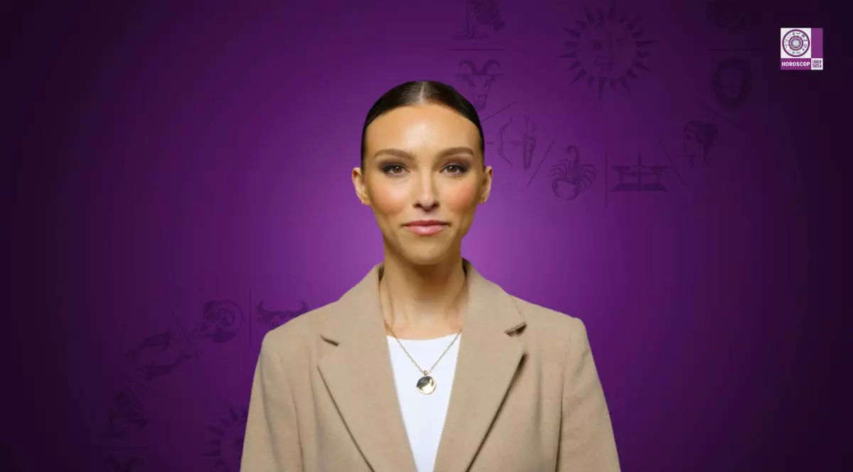 Maria, avatarul creat de Libertatea cu Inteligența Artificială, îmbrăcată cu o bluză albă și un sacou crem, iar la gât poartă un lănțișor auriu, pe fundal mov