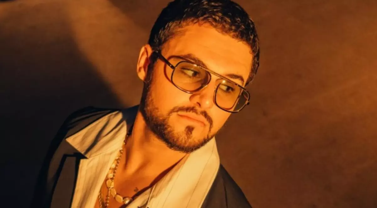 Unde a plecat Mario Fresh cu iubita în vacanță. Deși e o apariție discretă, Miruna Gavrilă s-a afișat într-o fustă mini cu vestă decoltată