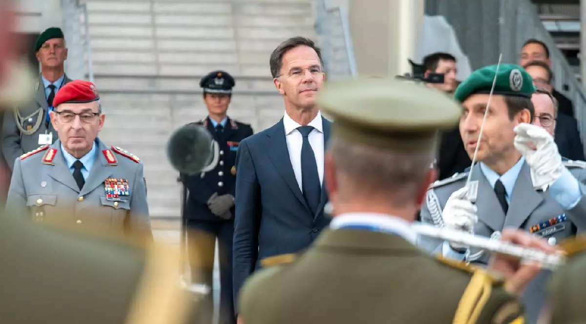 Mark Rutte printre soldați la ceremonia 70 de ani de la aderarea Germaniei la NATO, 9 iulie 2025