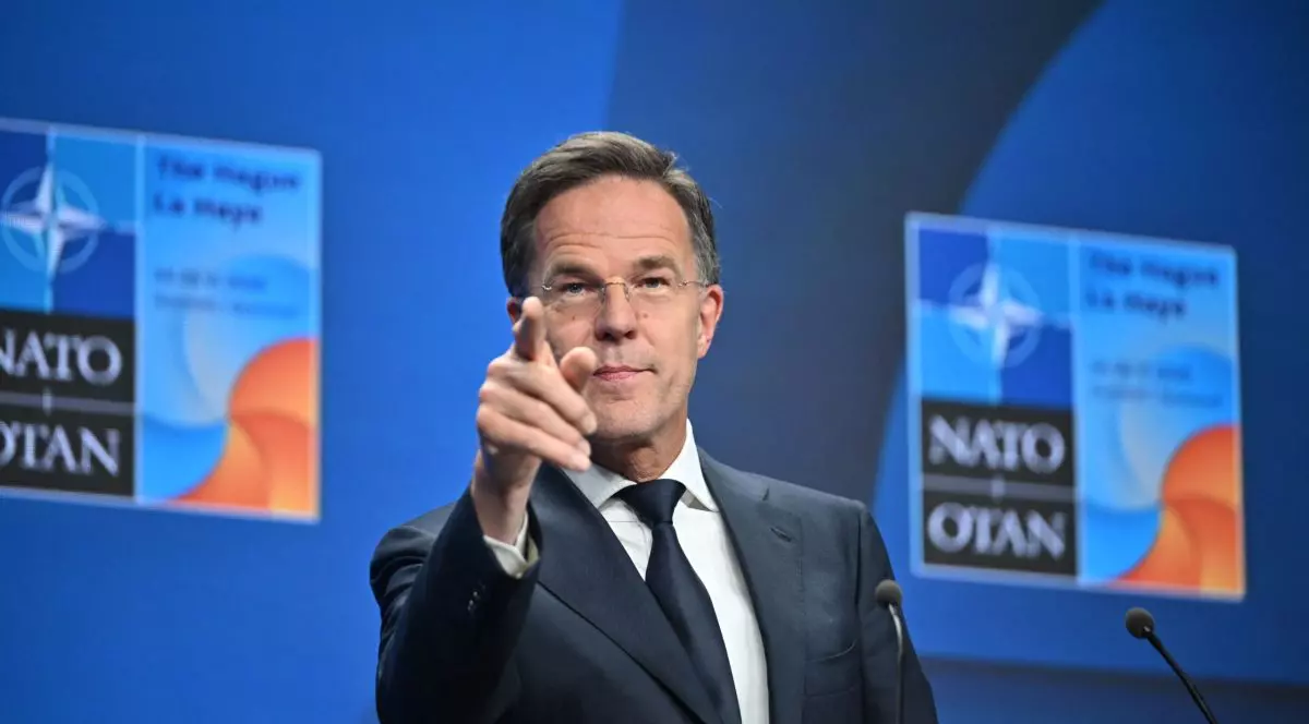 Mark Rutte arată cu degetul din spatele pupitrului la summitul NATO de la Haga.