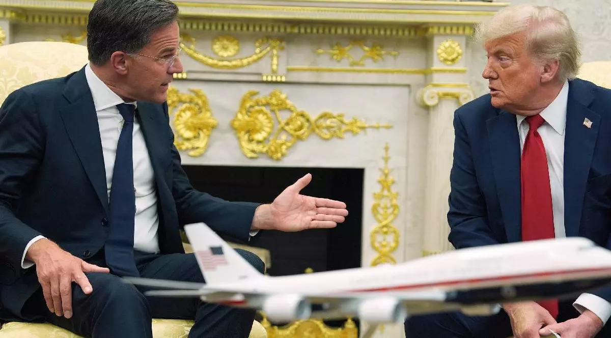 În imagine Mark Rutte și Donald Trump discută la Casa Albă, în primplan se află o machetă de avion