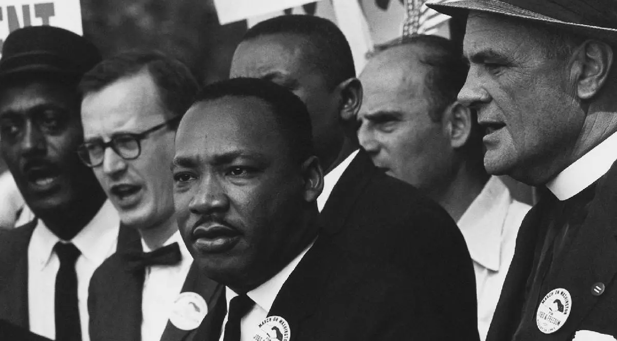 În imagine e Martin Luther King alături de alți protestatari de la Marșul din 1963 din New York