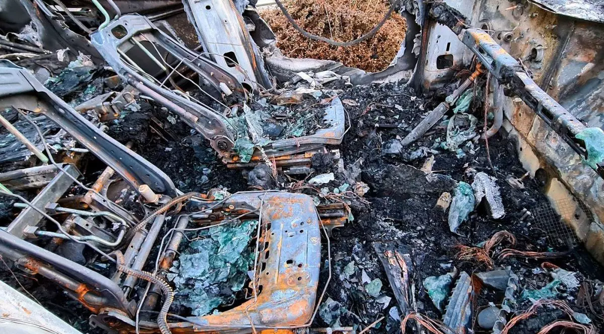 Un model Tesla Model Y este ars complet după un accident rutier, 19 iunie 2024, Berlin