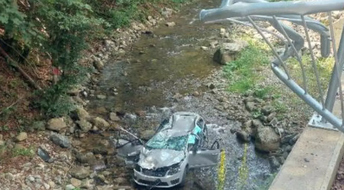 mașina skoda octavia gri, cu ușile din față deschise și botul tasat, în albia râului Valea Iadului, 19 iulie 2025