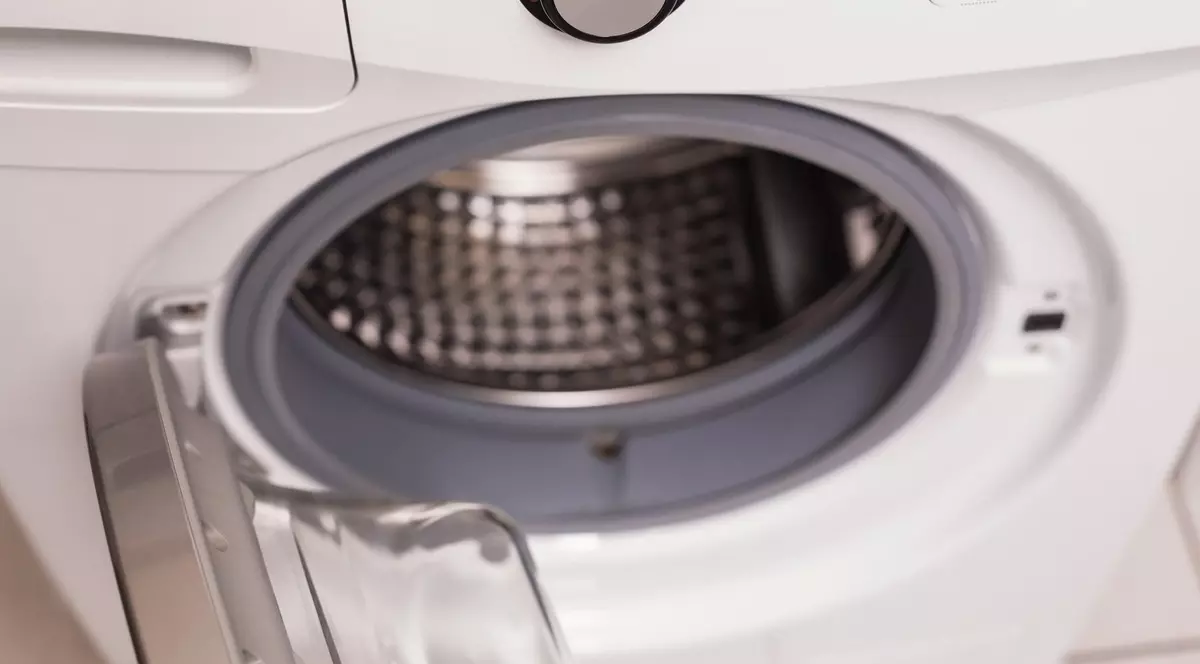 Imagine cu o ușa deschisă a unei mașini de spălat