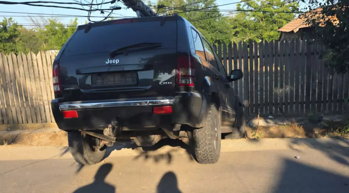 un SUV negru marca Jeep, aflat într-un șanț cu partea posterioară elevată, încă pe partea carosabilă, Teleorman, 19 iulie 2025