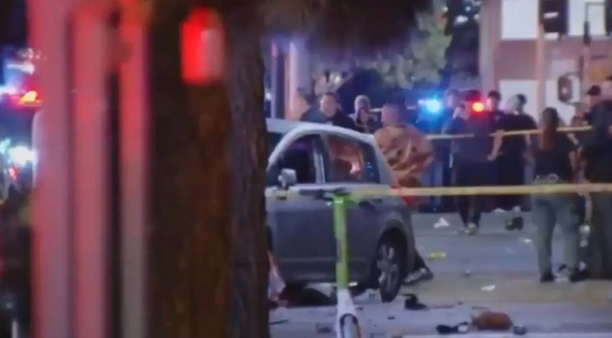 Imagine cu mașina gri care a intrat în mulțime în Los Angeles. La fața locului se află mai mulți oameni