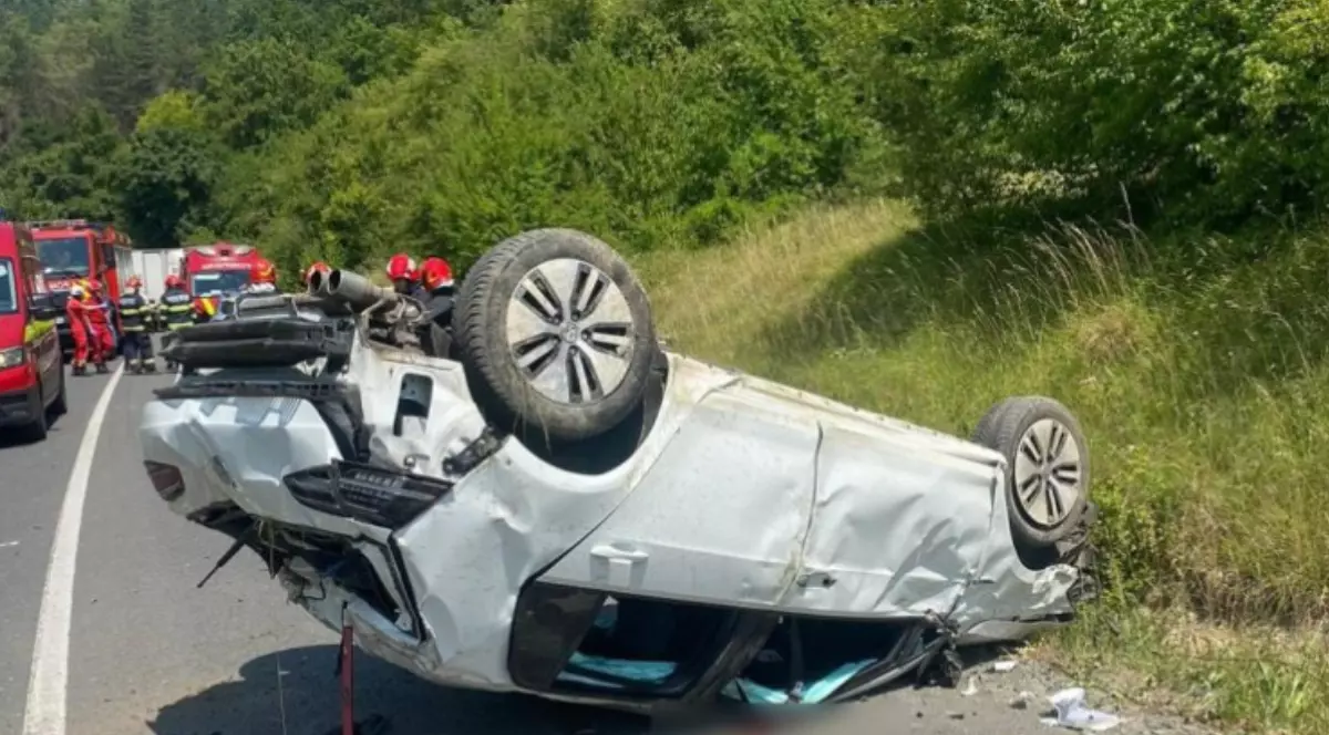 Mașină răsturnată pe drumul Sfântul Ion din Cluj Napoca