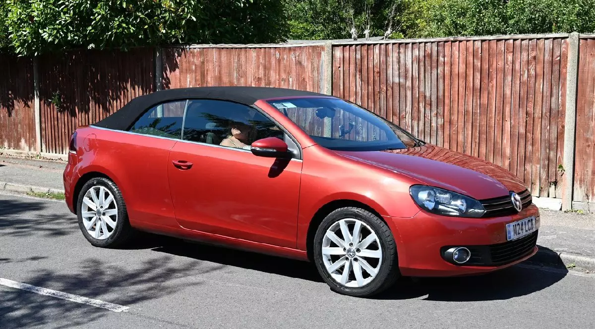 Volkswagen Golf SE BlueMotion Technology TDI decapotabil, de culoare roșie