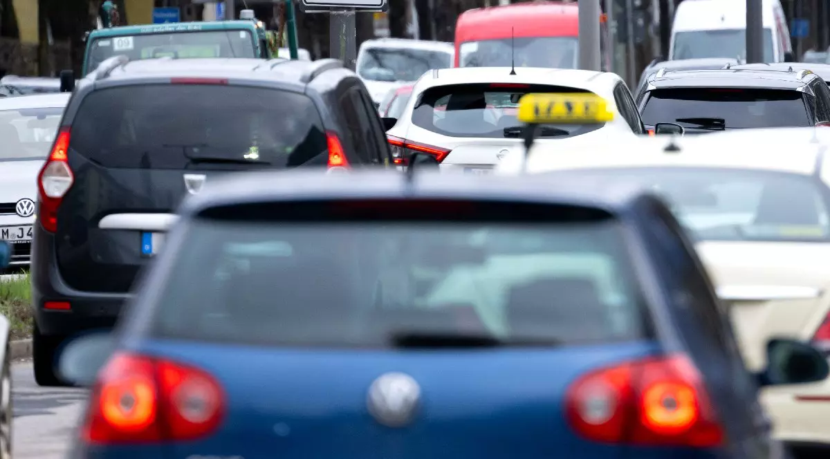 Imagine cu trafic intens pe Mittlerer Ring din centrul orașului München, Bavaria, în cursul serii.