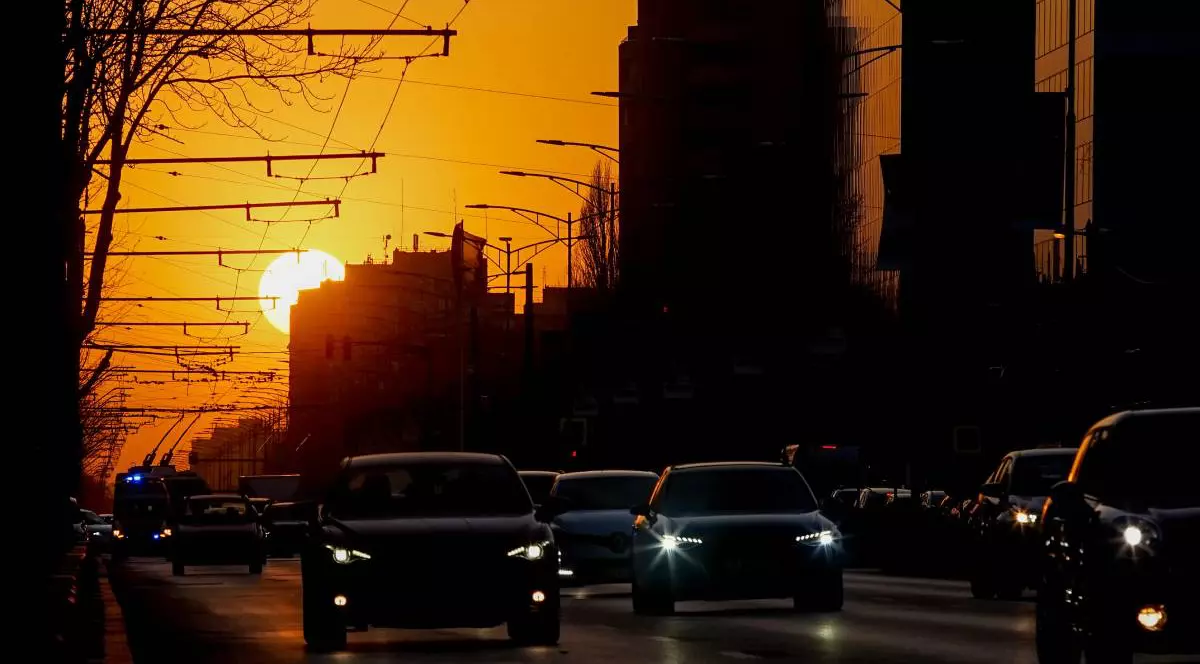 Sore ardele extrem de puternic chiar și seara, luminează tot cerul din București la apus, iar în trafic mașinile merg în coloană.