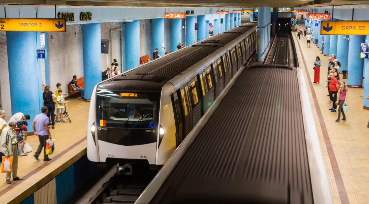 Metroul care circulă în direcția Dristor 2, fotografiat la Piața Obor în timp ce a oprit ca oamenii să urce și să coboare din tren