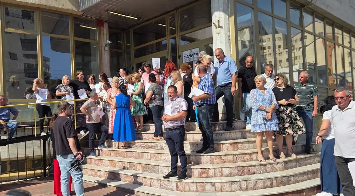 Mai mulți angajați pe treptele ANAF, în semn de protest față de măsurile guvernamentale, iulie 2025