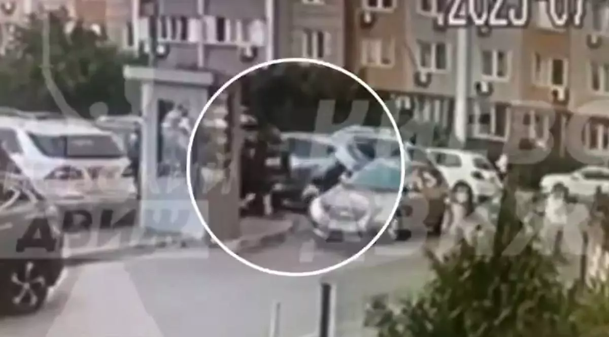Imagine cu bărbatul care îndreaptă arma în direcția colonelului SBU. Se află între mașini