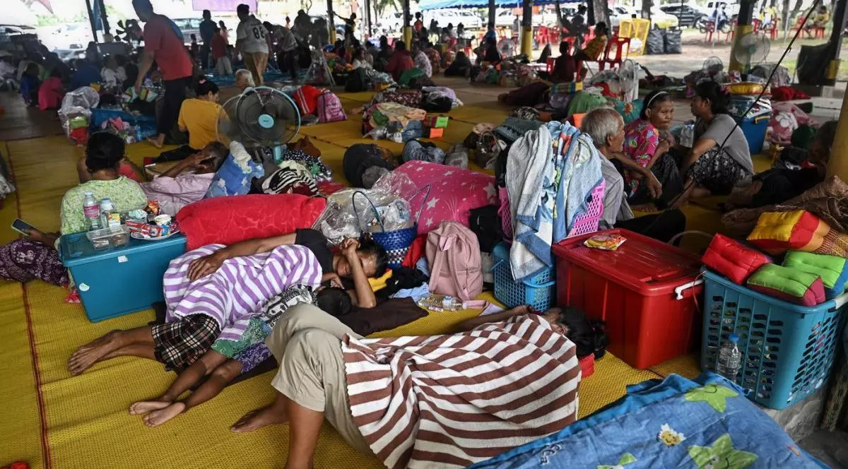 Persoanele evacuate, strămutate din cauza conflictului dintre Thailanda și Cambodgia, se odihnesc într-un centru de evacuare improvizat în interiorul unui templu budist din provincia Si Sa Ket, de la granița cu Thailanda, pe 26 iulie 2025.