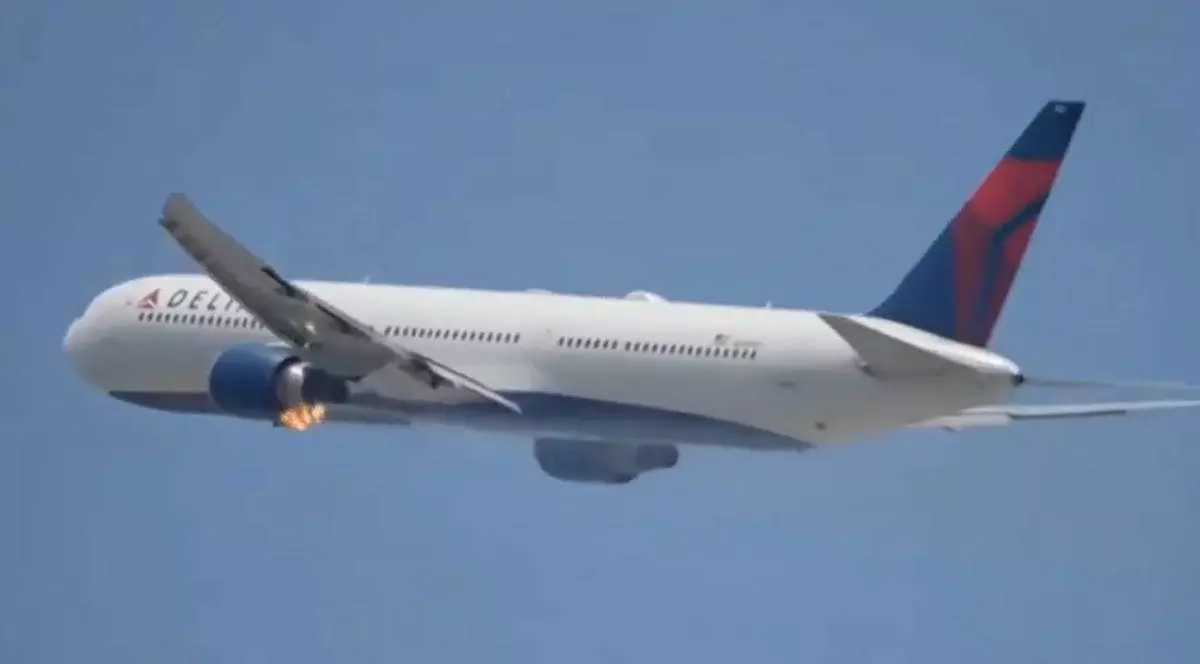 Imagine cu motorul avionului Boeing cuprins de flăcări