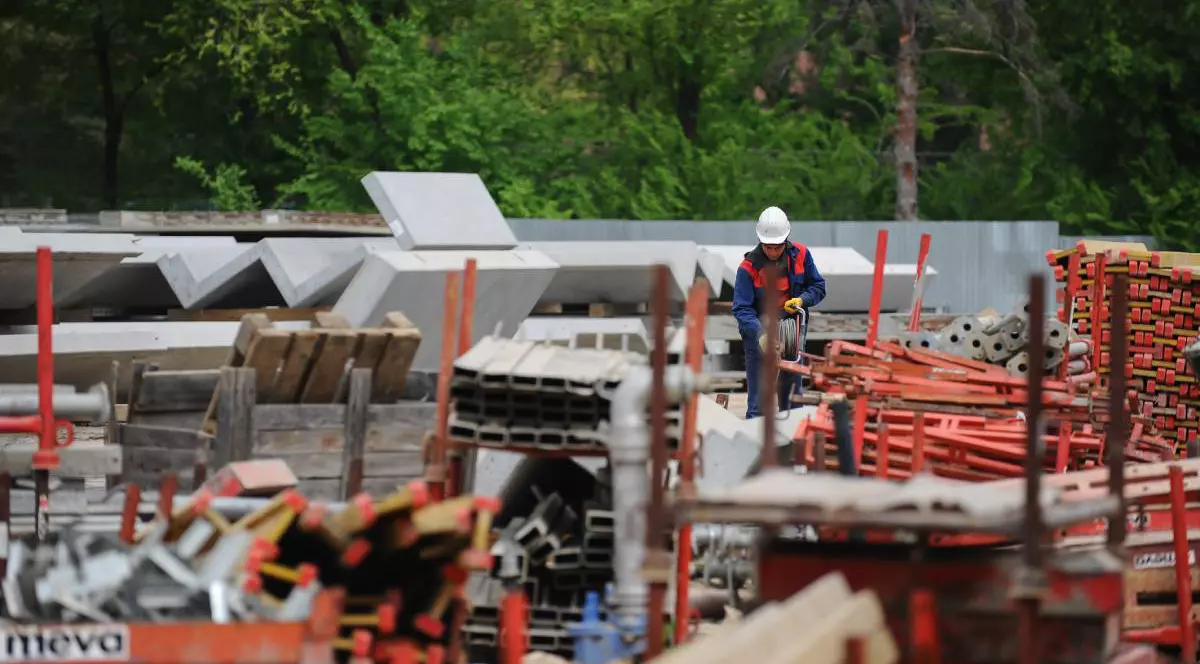 Un muncitor român în construcții, în diaspora, lucrează pe șantier