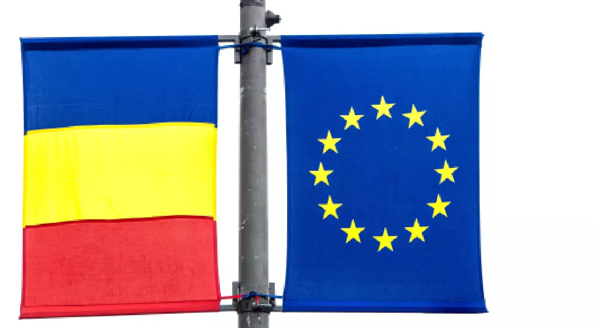 Steagul României și steagul UE