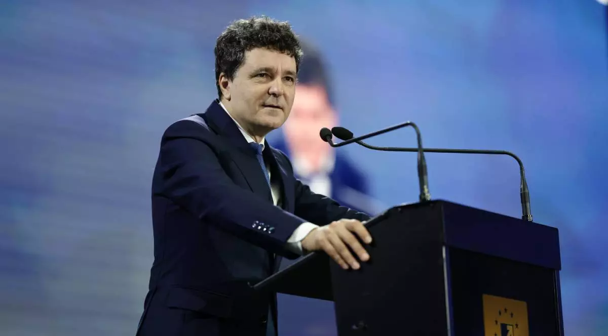 Nicușor Dan, la Congresul PNL, în timp ce susține un discurs pe scenă, președintele țării vorbește la microfon