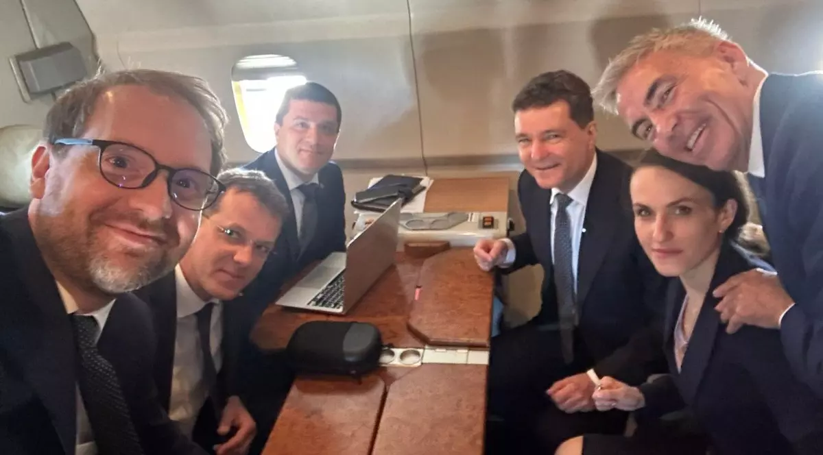 Dominic Fritz (stânga - președinte USR), alături de președintele Nicușor Dan, vicepremierul Dragos Anastasiu și miniștrii Oana Țoiu (Externe - USR), Ionuț Moșteanu (Apărare - USR) și Radu Miruţă (Economie - USR) în avionul Spartan care i-a dus de la București la Berlin