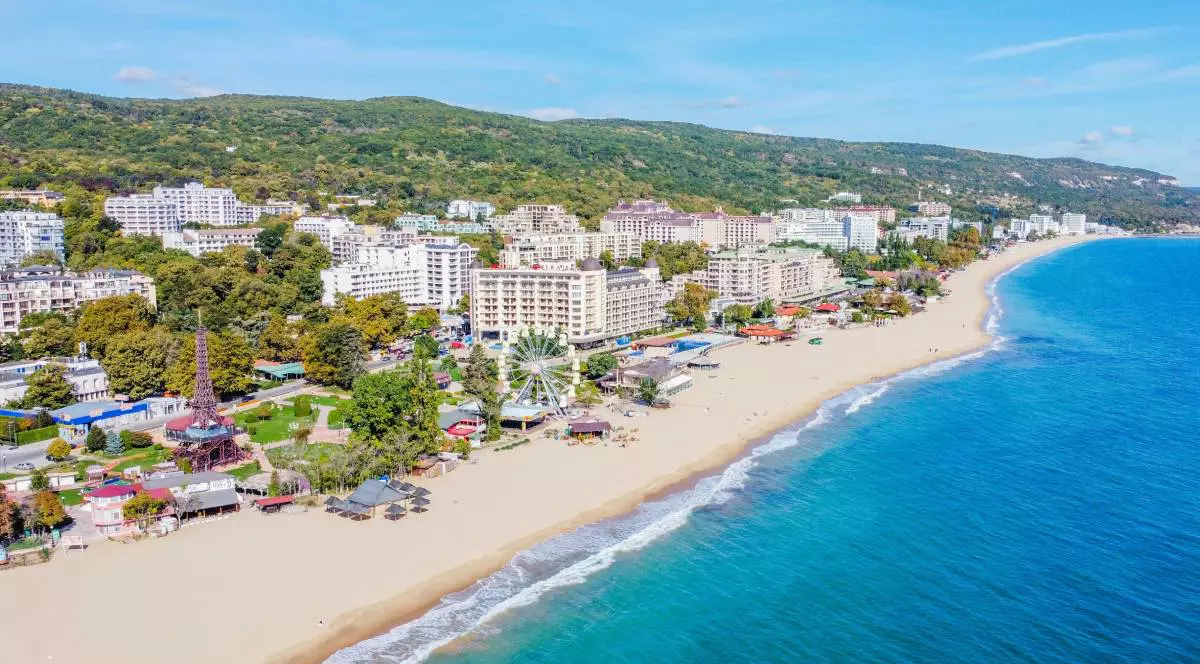 Stațiunea Nisipurile de Aur din Bulgaria fotografiată de sus, se pot vedea hotelurile de la malul mării