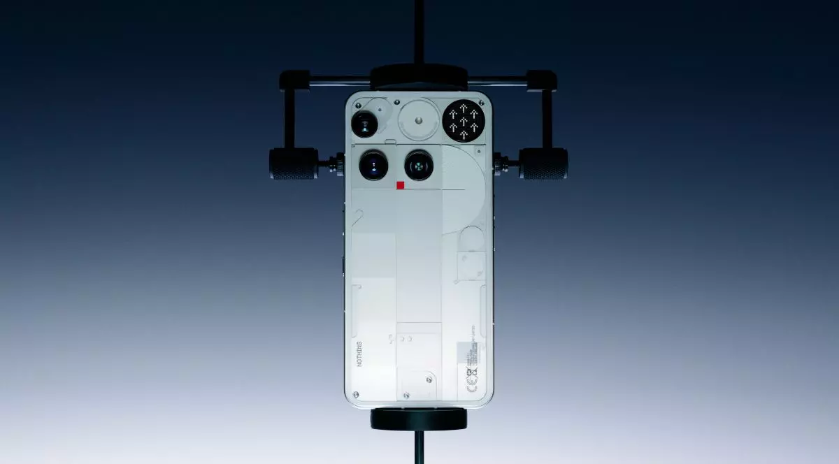 Un telefon Nothing Phone 3(A) ținut artistic într-o menghină mică, pe un fundal bleu cu negru.