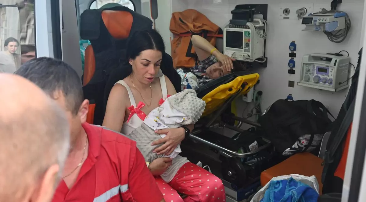 O mamă și bebelușul ei, evacuați din materinitatea din Harkov alături de alte persoane Foto: Profimedia