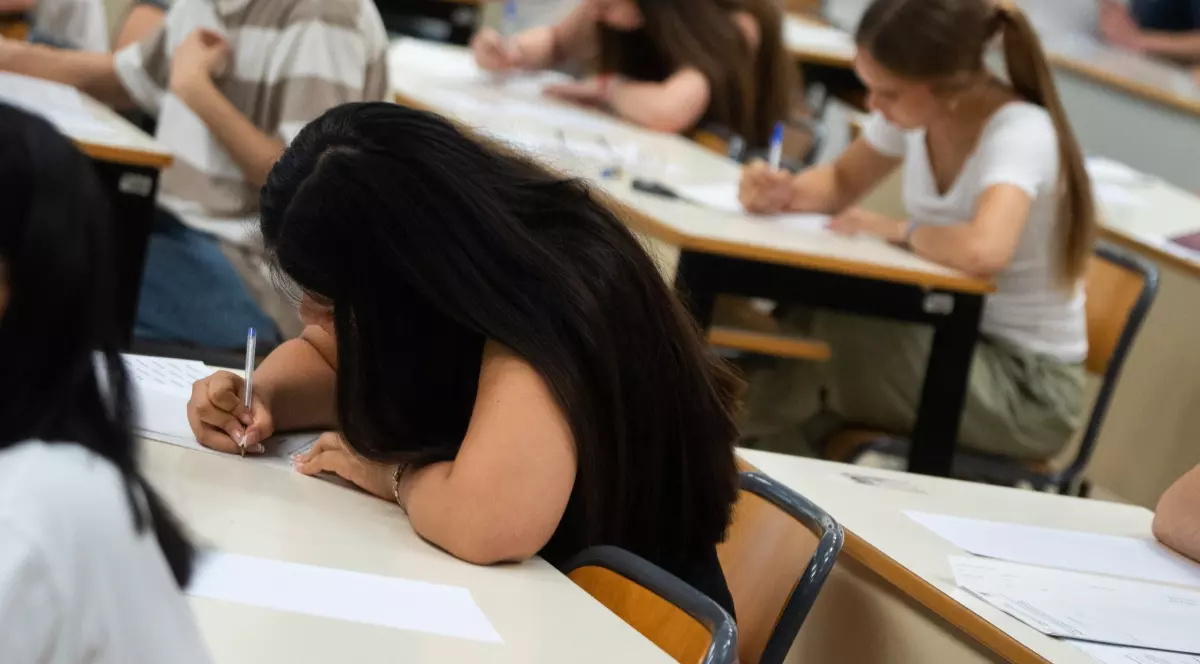 Oameni care se află într-o sală și susțin un examen