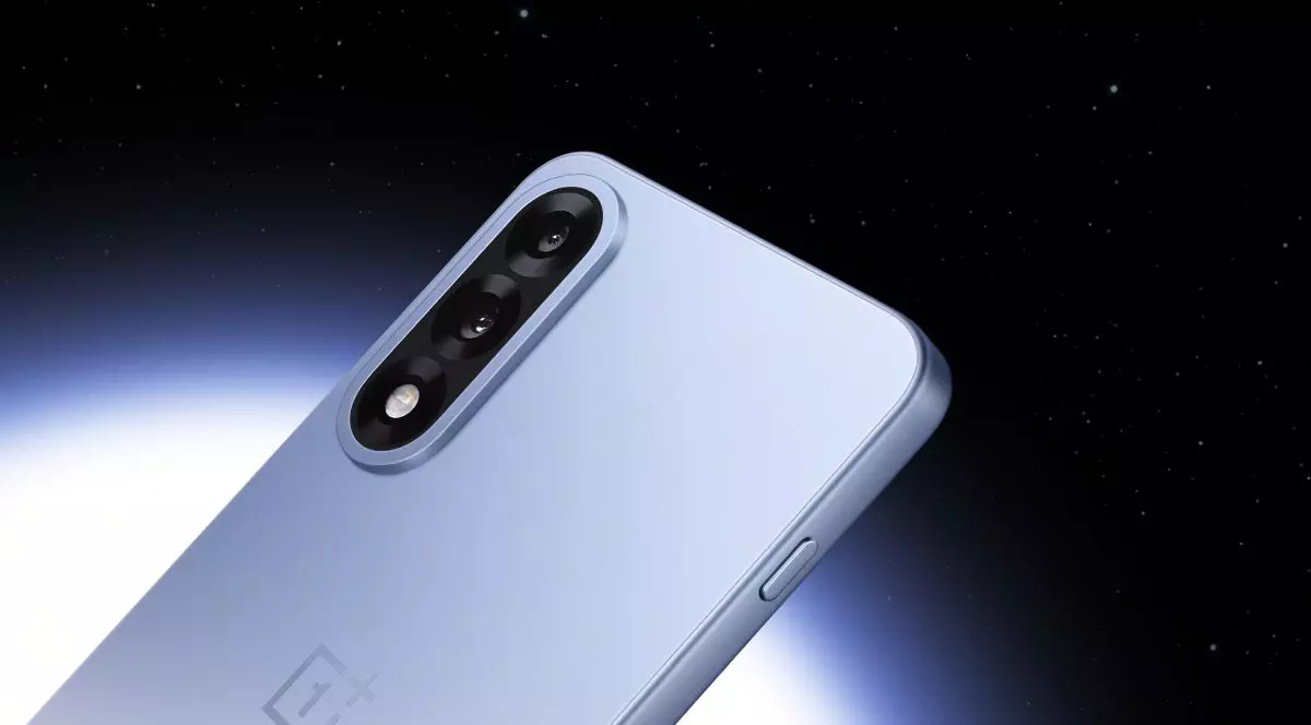 Spatele unui telefon OnePlus Nord 5 de culoare albastră, în fața unui fundal negru cu alb.