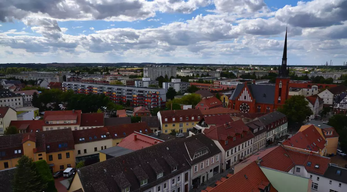 Panoramă asupra orașului Schwedt din Germania, pe cer se văd norii, casele au acoperiș din țiglă roșie