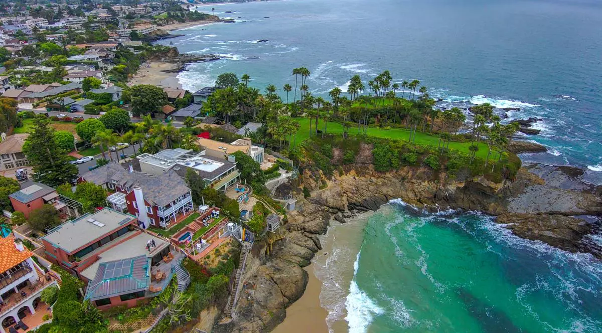 O panoramă deasupra orașului Crescent City din California, SUA, casele cu piscină și plaja privată sunt așezate chiar la malul mării