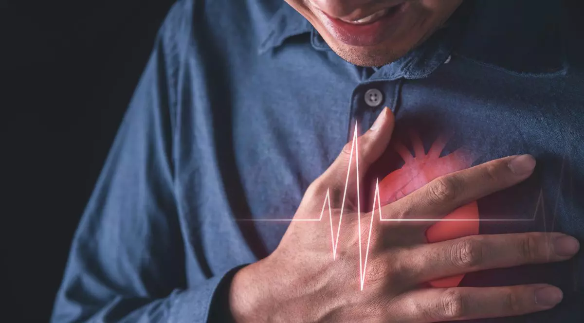 Bărbat care ține mâna în dreptul inimii de durere
