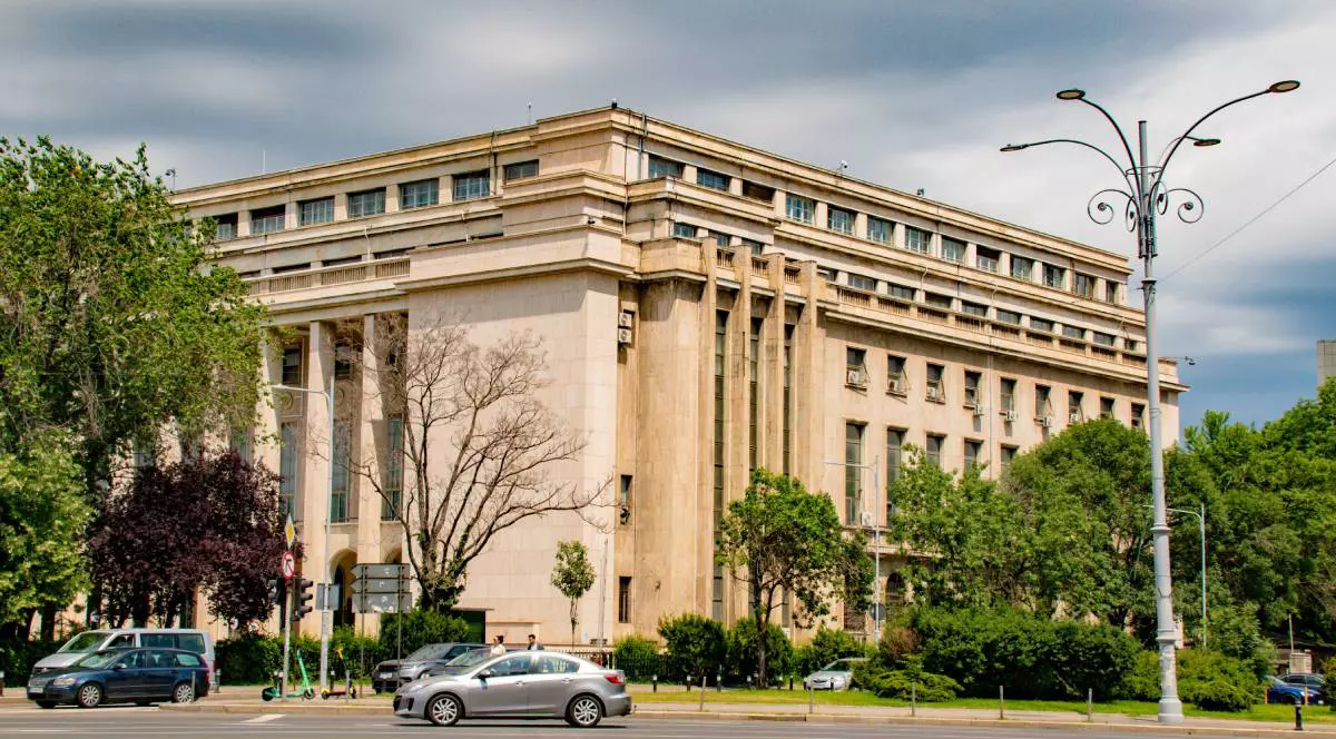 Palatul Victoria în timpul unui weekend cânt traficul este liber în București