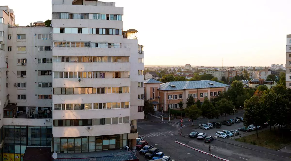 O parcare din centrul orașului Buzău, aflată lângă blocuri, se văd mai multe mașini care ocupă locuri