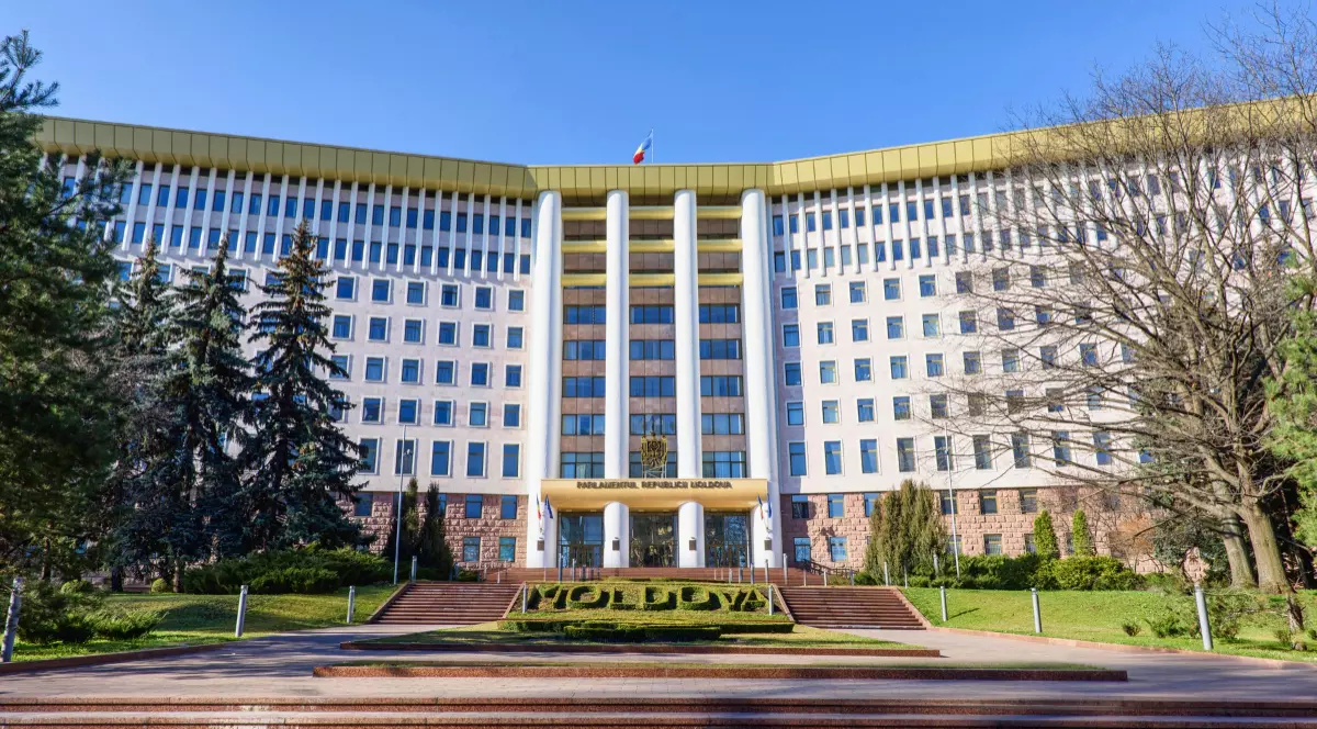 Parlamentul Moldovei într-o zi senină