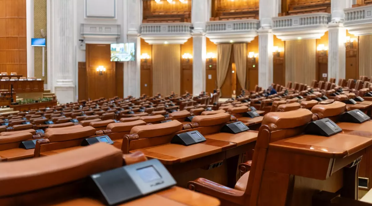 Parlamentarii nu prea vin la serviciu
