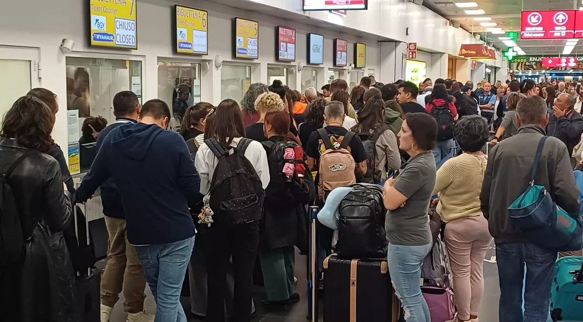 Imagine cu mai mulți pasageri care așteaptă în aeroportul Orio Al Serio. Fotografie din octombrie 2024